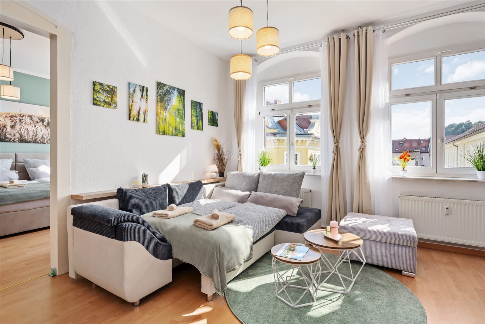 Großzügiges Wohnzimmer mit gemütlichem Ecksofa und Blick über Meißen – viel Platz zum Zusammensein für die ganze Familie