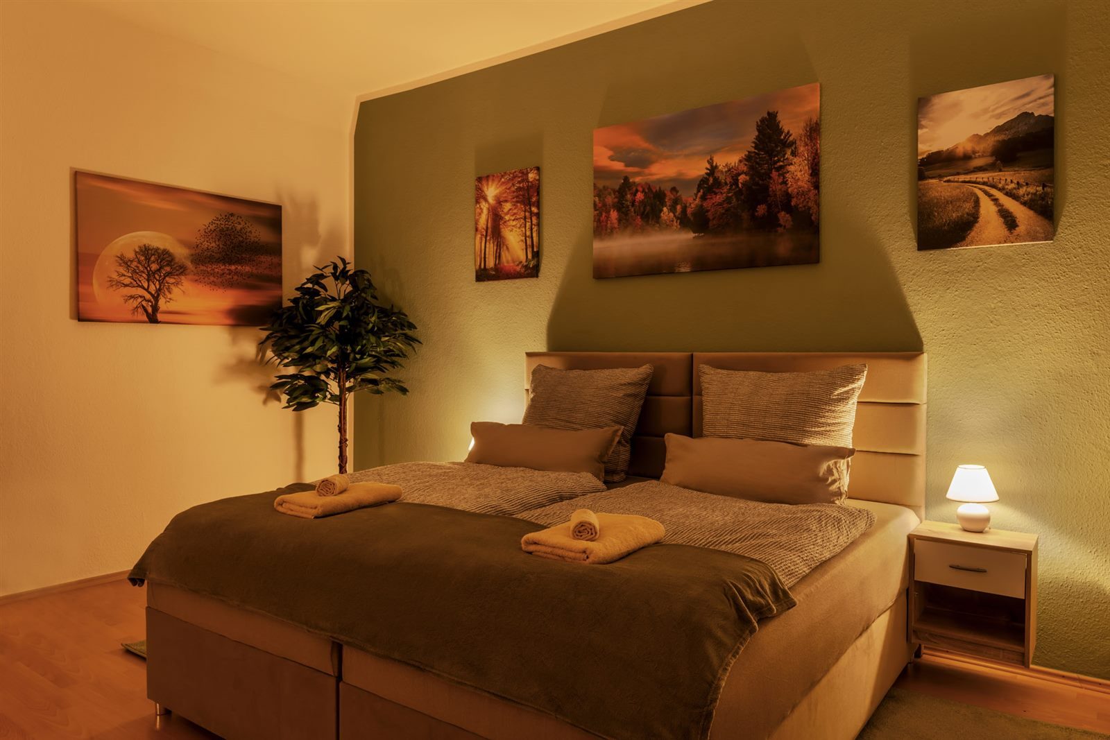 Stimmungsvolles Schlafzimmer im warmen Abendlicht – zur Ruhe kommen nach einem ereignisreichen Tag in Meißen