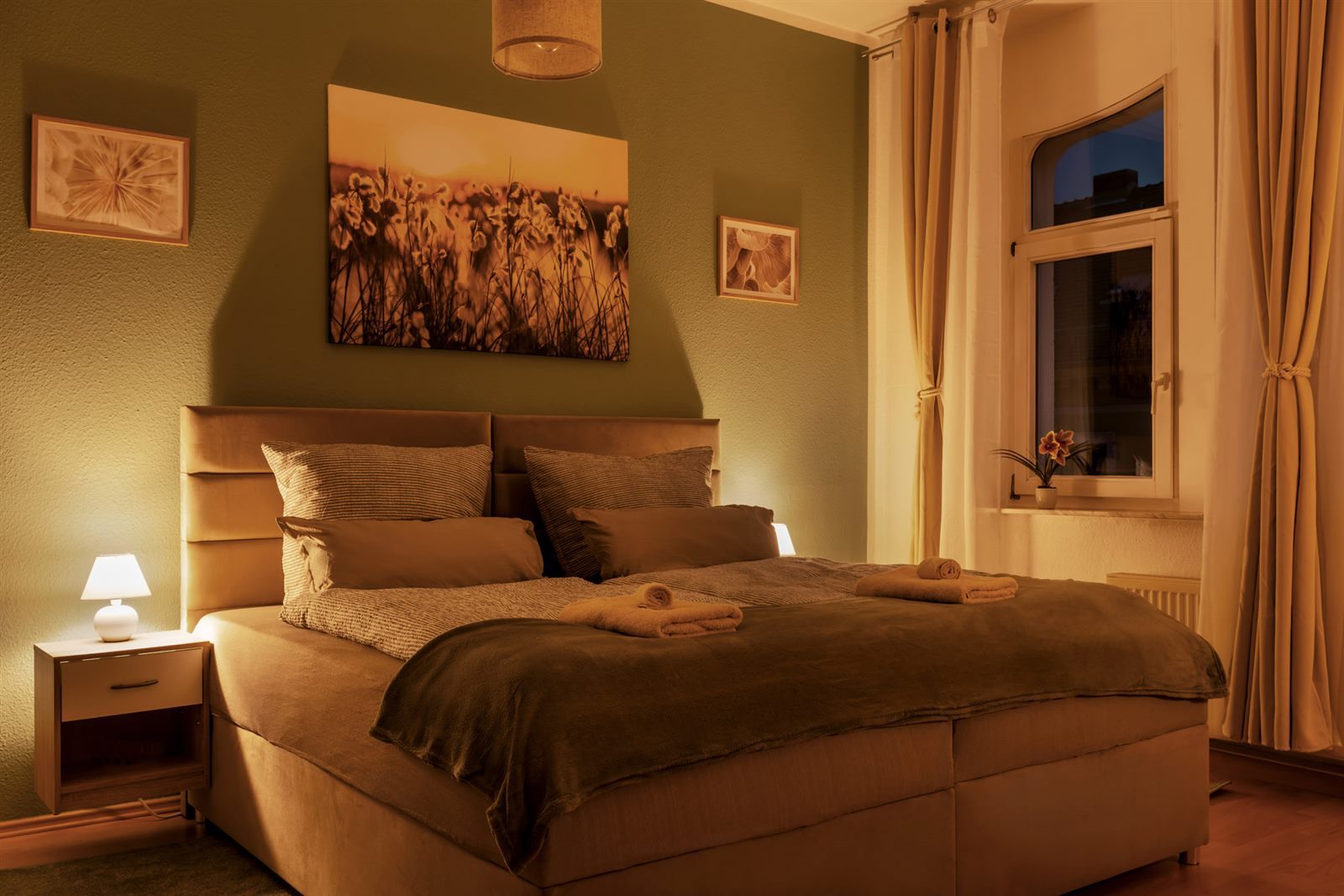 Behagliches Schlafzimmer mit sanfter Abendbeleuchtung und Stadtblick – erholsame Nächte in stilvollem Ambiente