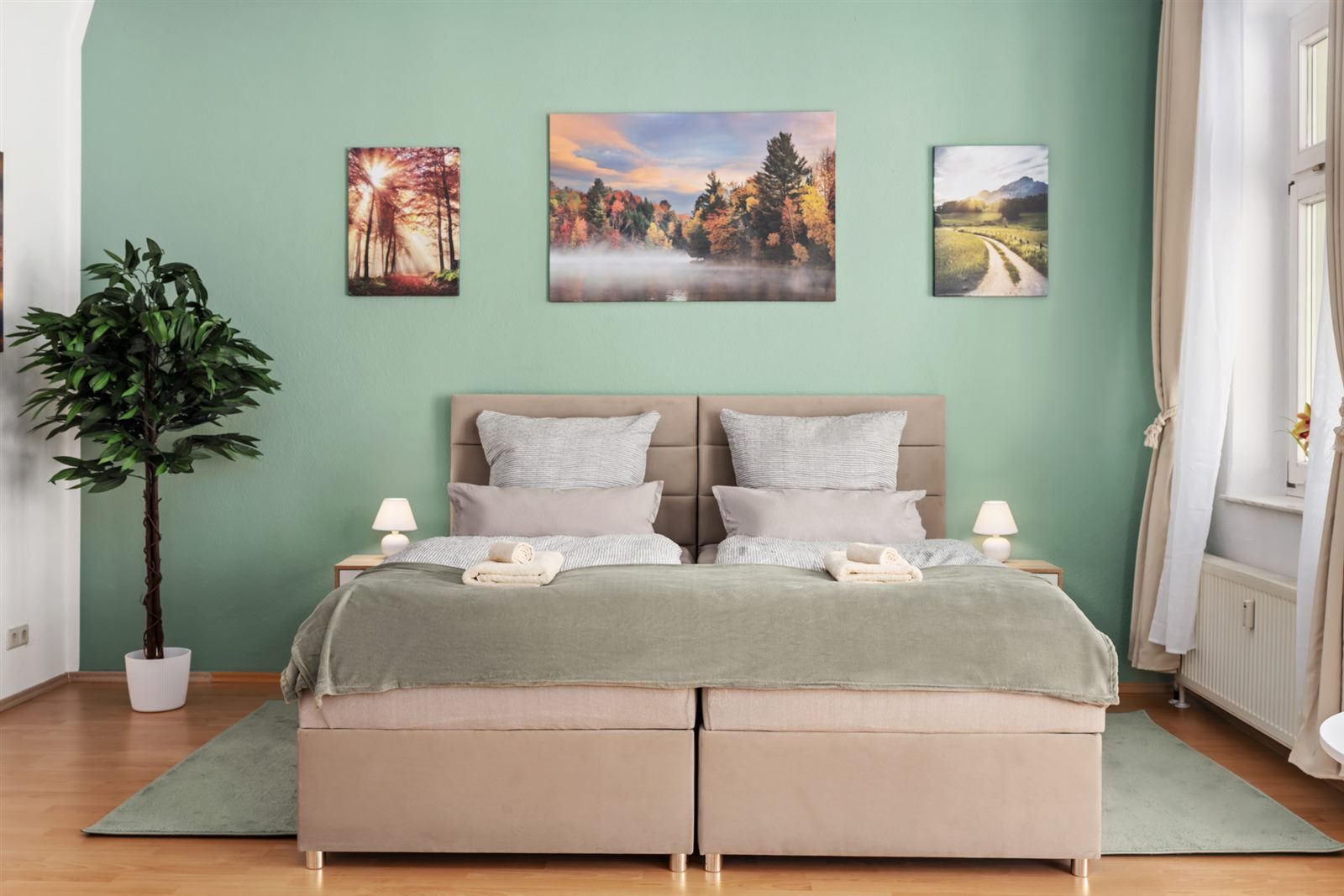 Helles Schlafzimmer mit trennbaren Boxspringbetten – flexibel für Paare, Freunde oder die ganze Familie