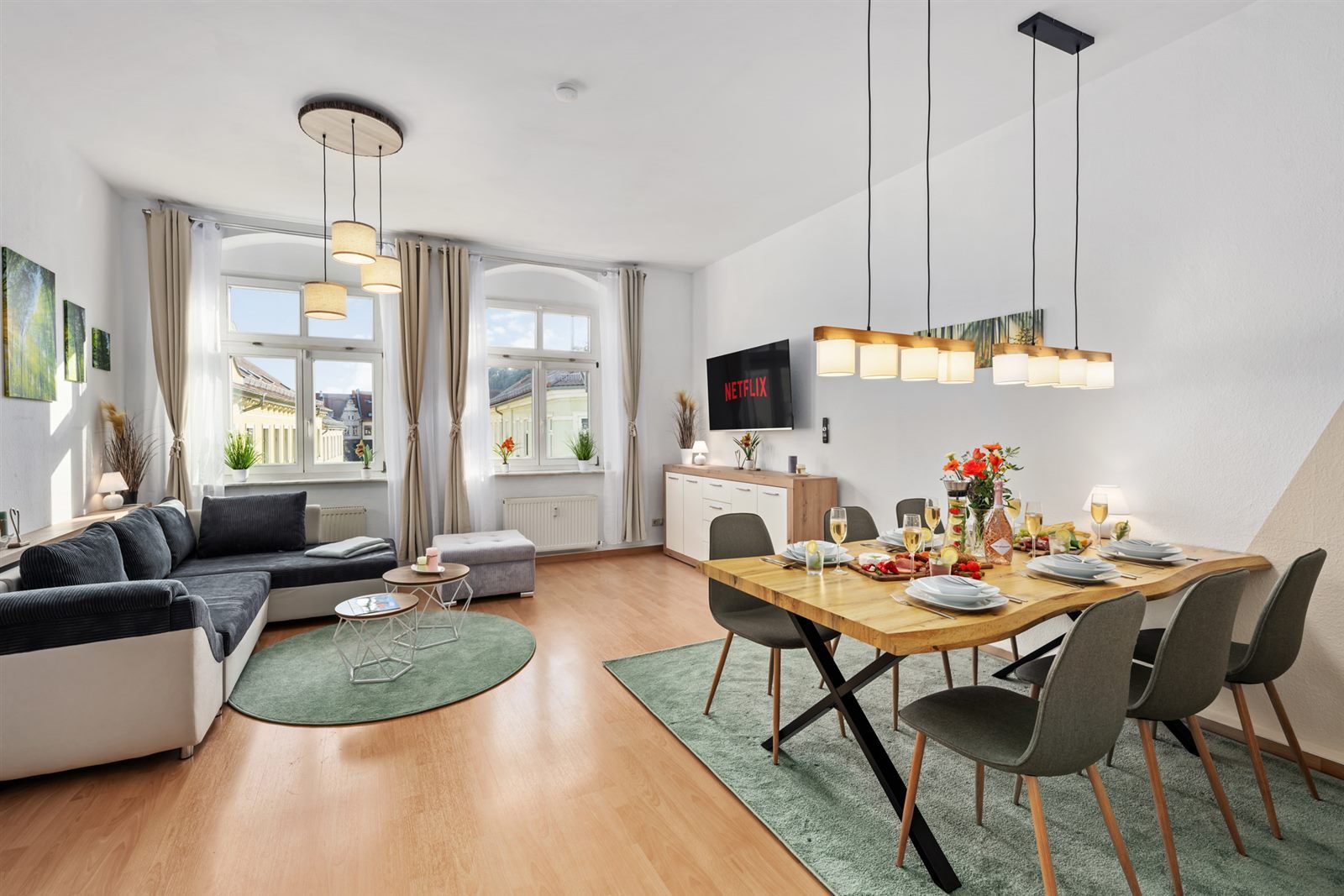 Offener Wohn- und Essbereich mit Sofa-Landschaft und festlich gedecktem Tisch – das großzügige Herz der 100-m²-Wohnung