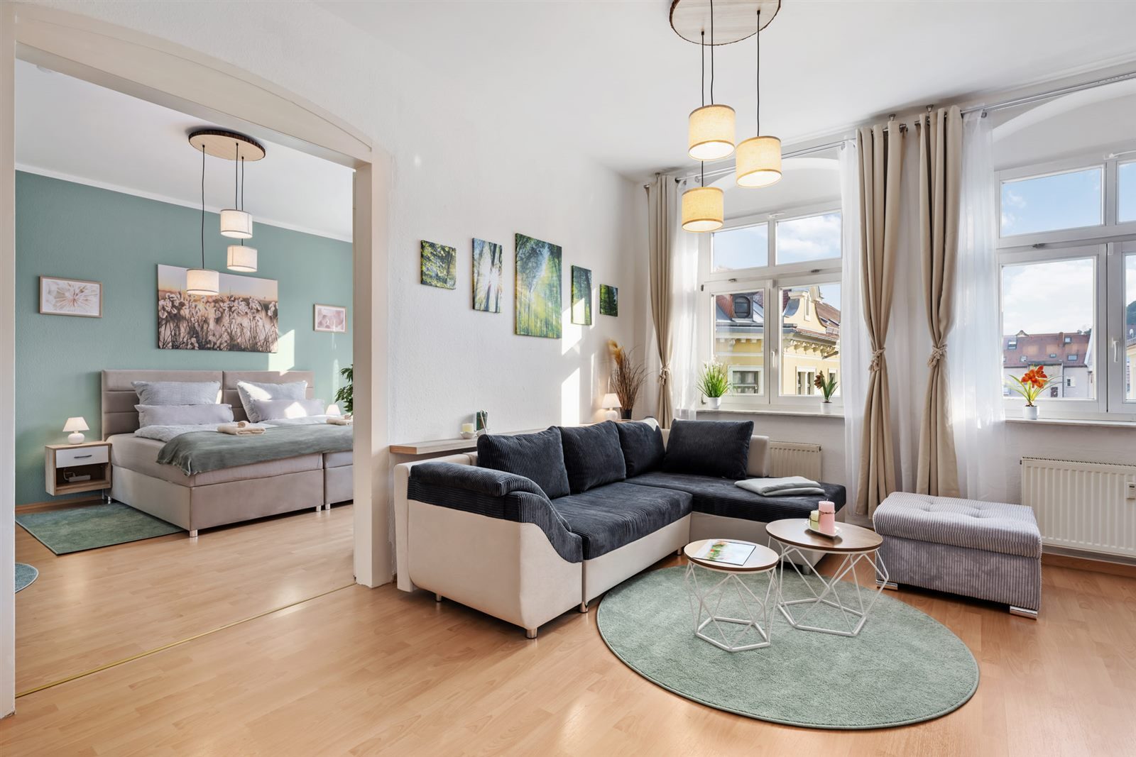 Wohnzimmer mit Durchblick ins Schlafzimmer und hohen Altbaufenstern – luftige 100 m² mitten in Meißen
