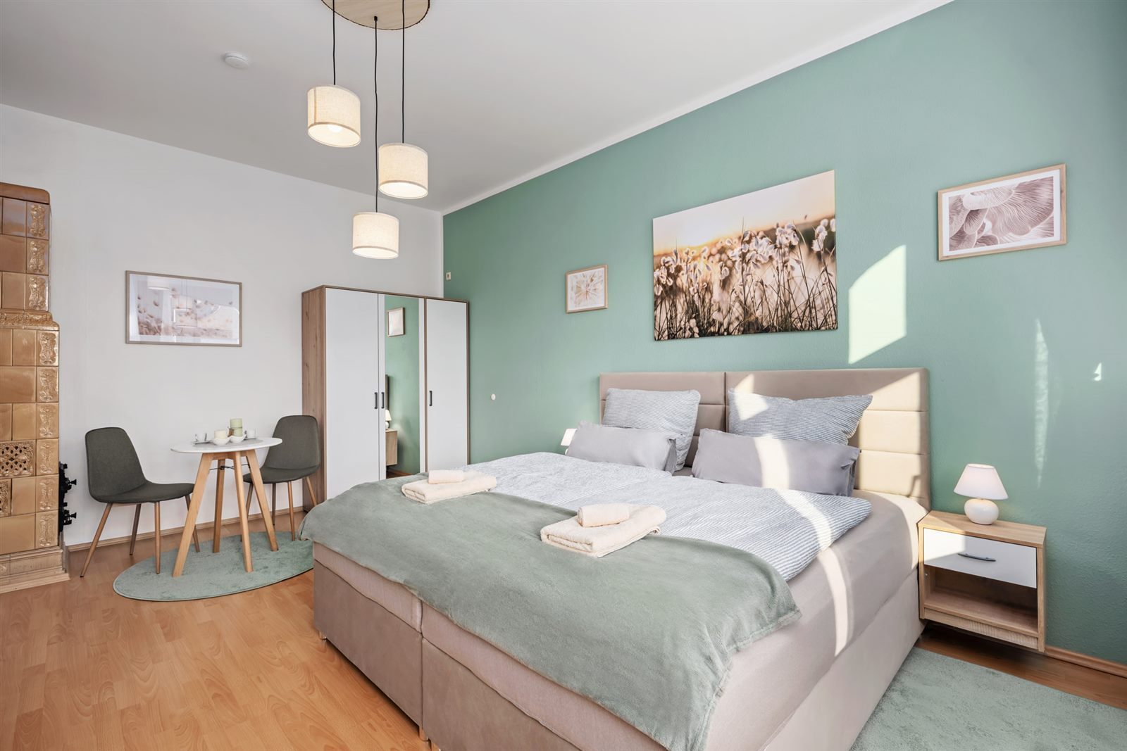Schlafzimmer mit eigener Sitzecke und nostalgischem Kachelofen – gemütlicher Rückzugsort in der FamilyOase