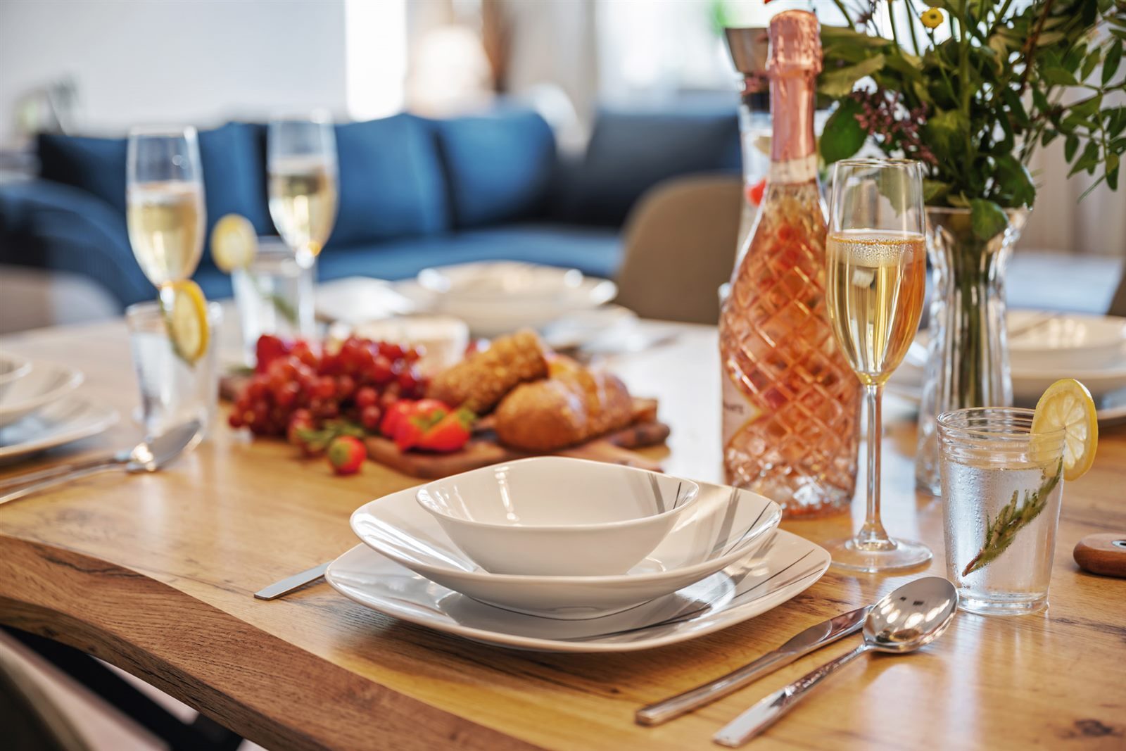 Liebevoll gedeckter Frühstückstisch mit Sekt und frischen Früchten – herzlich willkommen in der FamilyOase