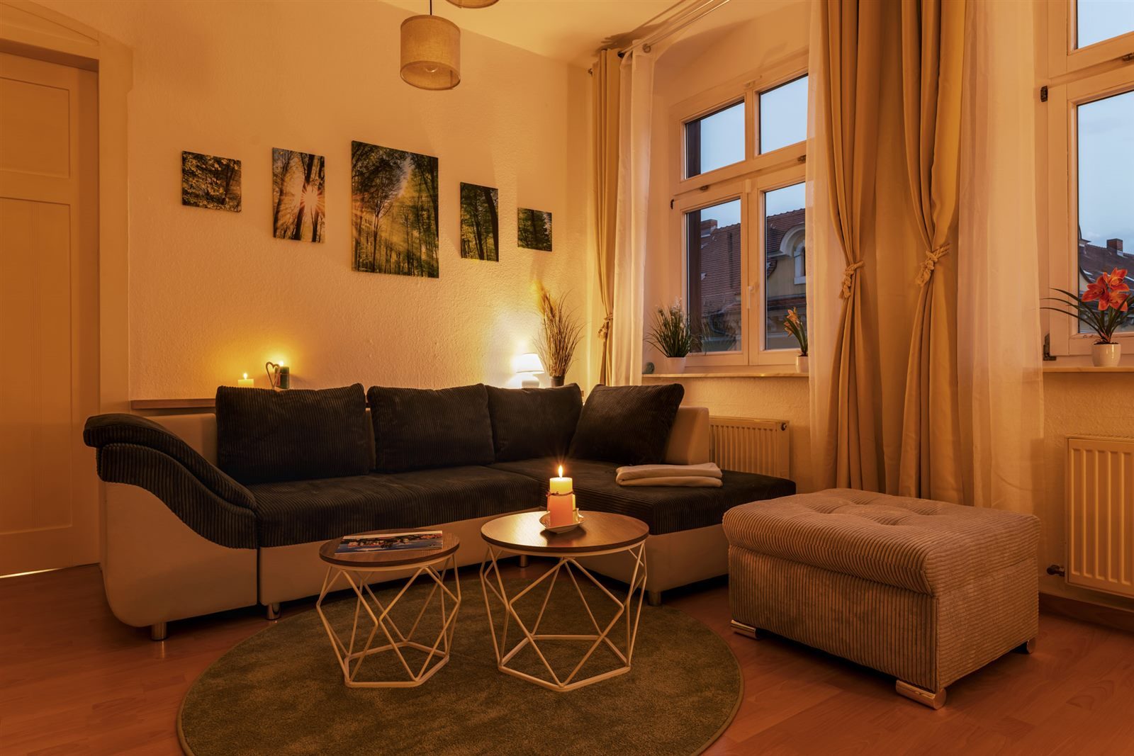 Wohnzimmer in warmer Abendstimmung mit Kerzen – entspannt zusammensitzen, wenn die Kinder schlafen