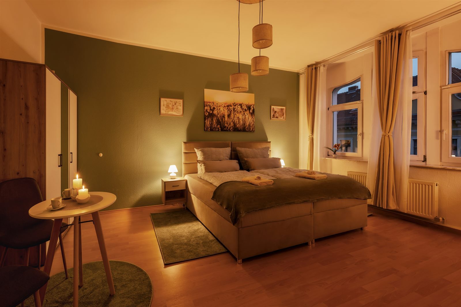 Schlafzimmer mit stimmungsvoller Sitzecke bei Kerzenlicht – Ruhe und Geborgenheit am Abend