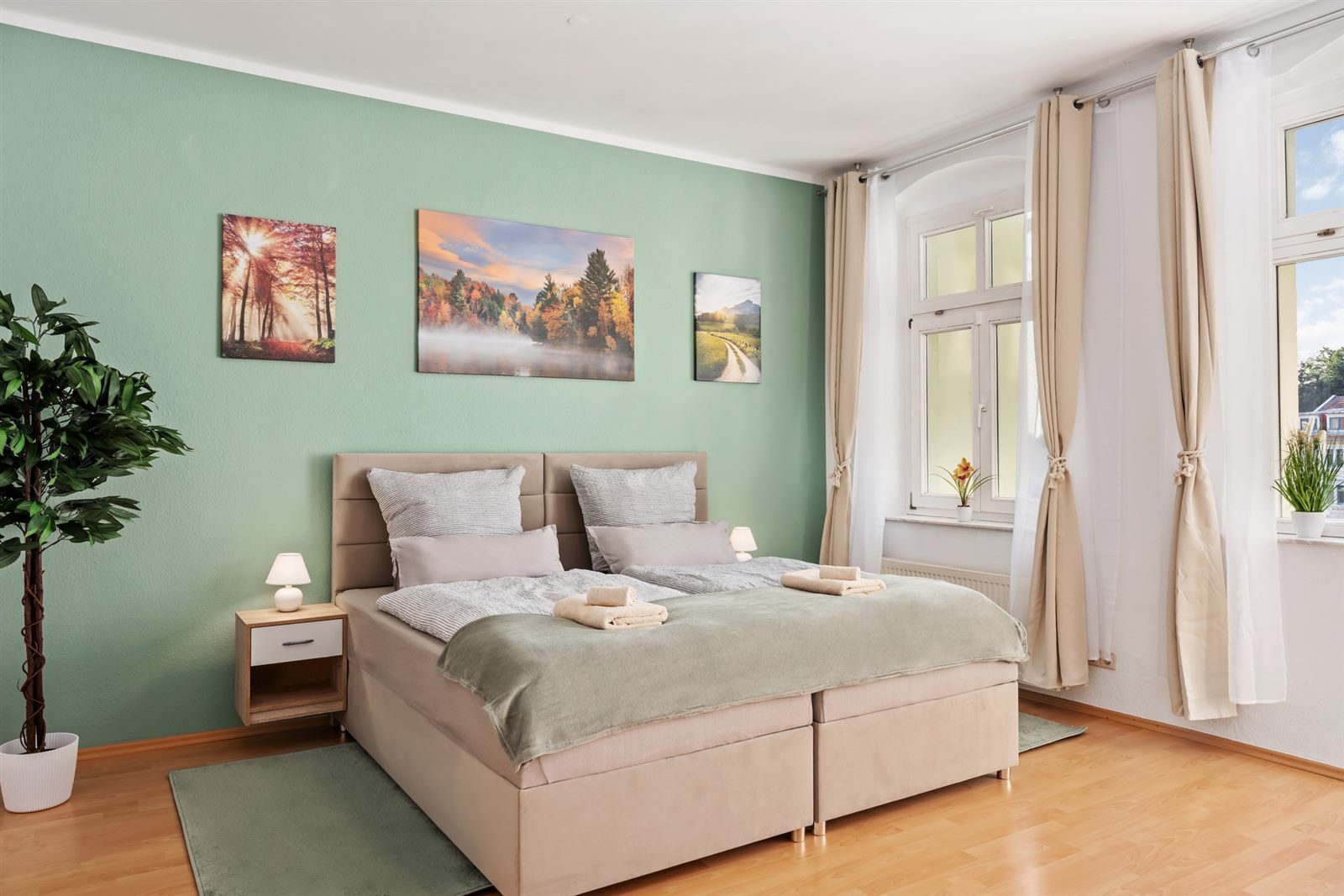 Geräumiges Schlafzimmer mit trennbaren Betten und Stadtblick – viel Tageslicht und Platz