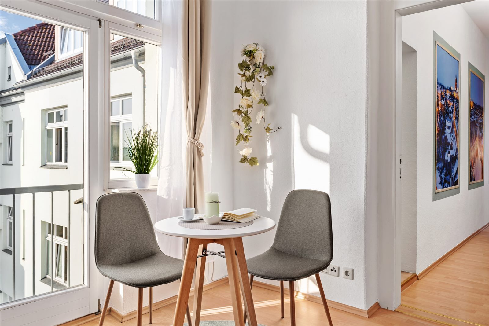 Sonnige Sitzecke an der Balkontür mit Blick über Meißen – der ideale Platz für den Morgenkaffee