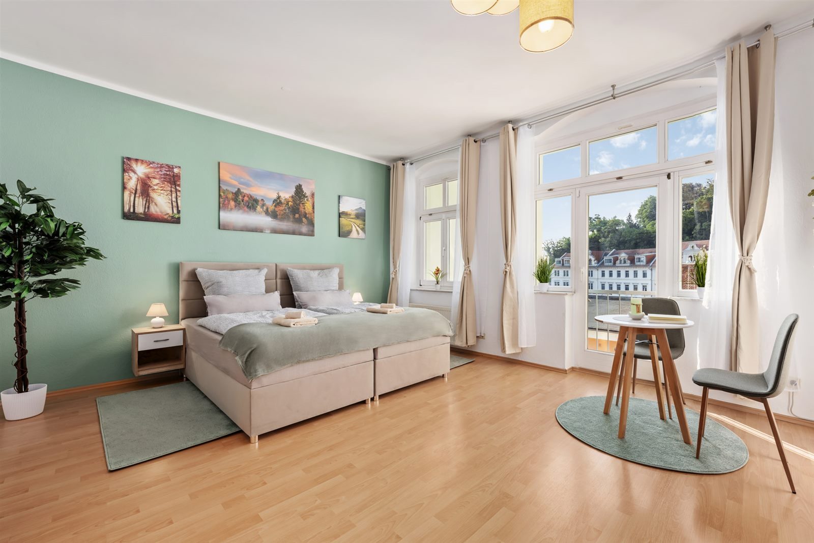 Großes Schlafzimmer mit Balkonfenster und Blick ins Grüne – lichtdurchflutet und einladend