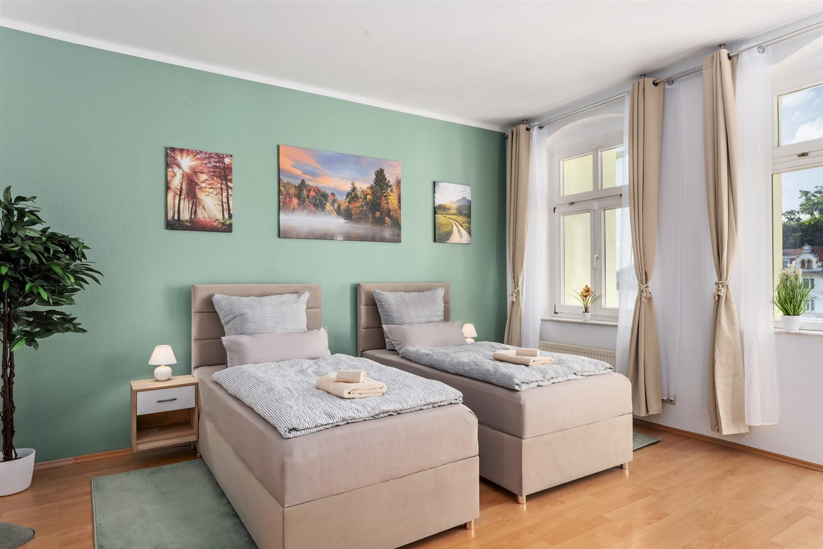 Weiteres Schlafzimmer mit zwei Einzelbetten – genug Platz für die ganze Reisegruppe