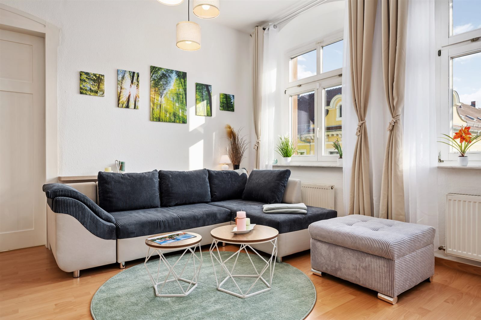 Helles Wohnzimmer mit großzügigem Ecksofa und Stauraum-Hocker – Komfort und Platz für entspannte Stunden