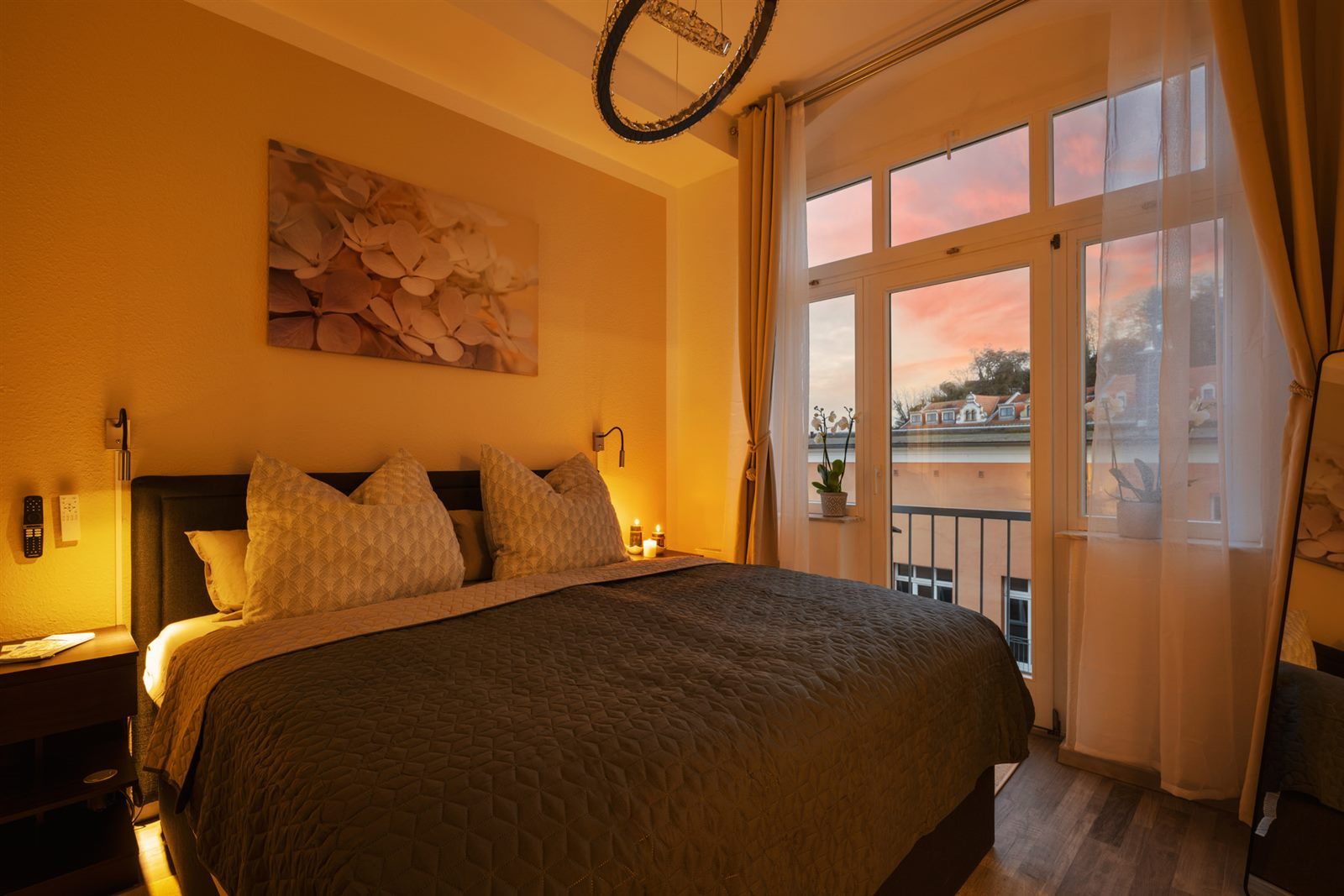 Romantisches Schlafzimmer im warmen Abendlicht mit Blick auf den rosa Sonnenuntergang über Meißen – Urlaubsmomente, die in Erinnerung bleiben