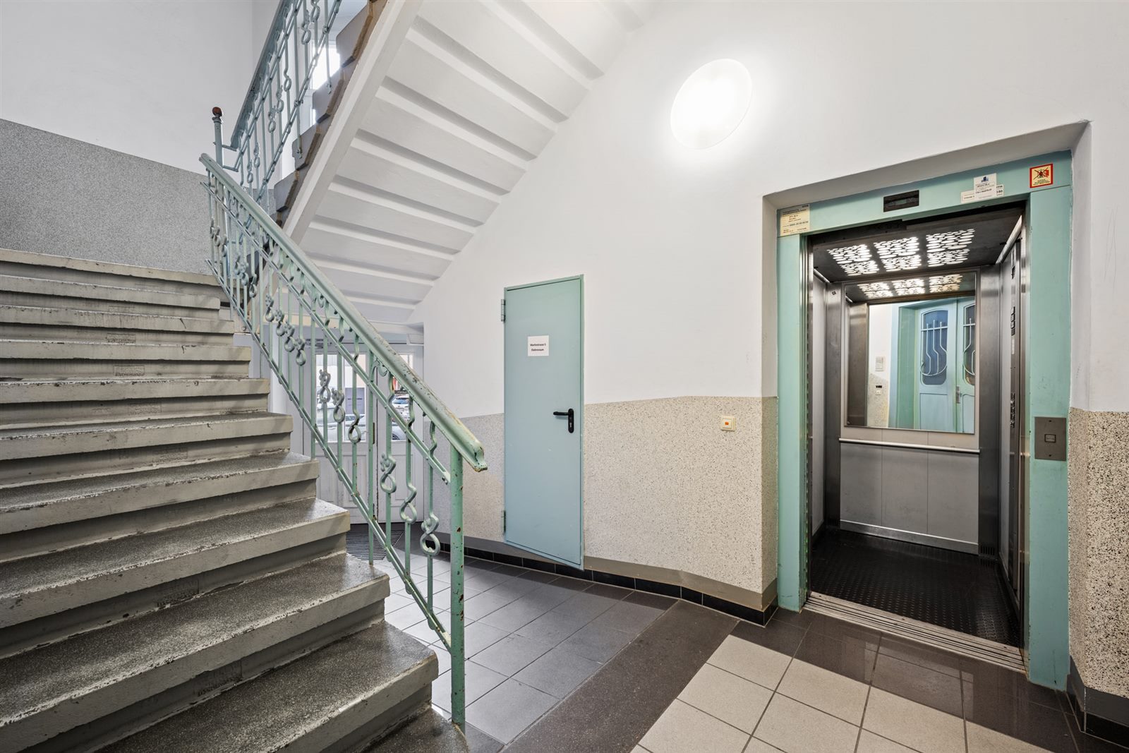 Gepflegtes historisches Treppenhaus mit Fahrstuhl – bequemer, barrierearmer Zugang zu Ihrer Ferienwohnung in der Meißener Altstadt