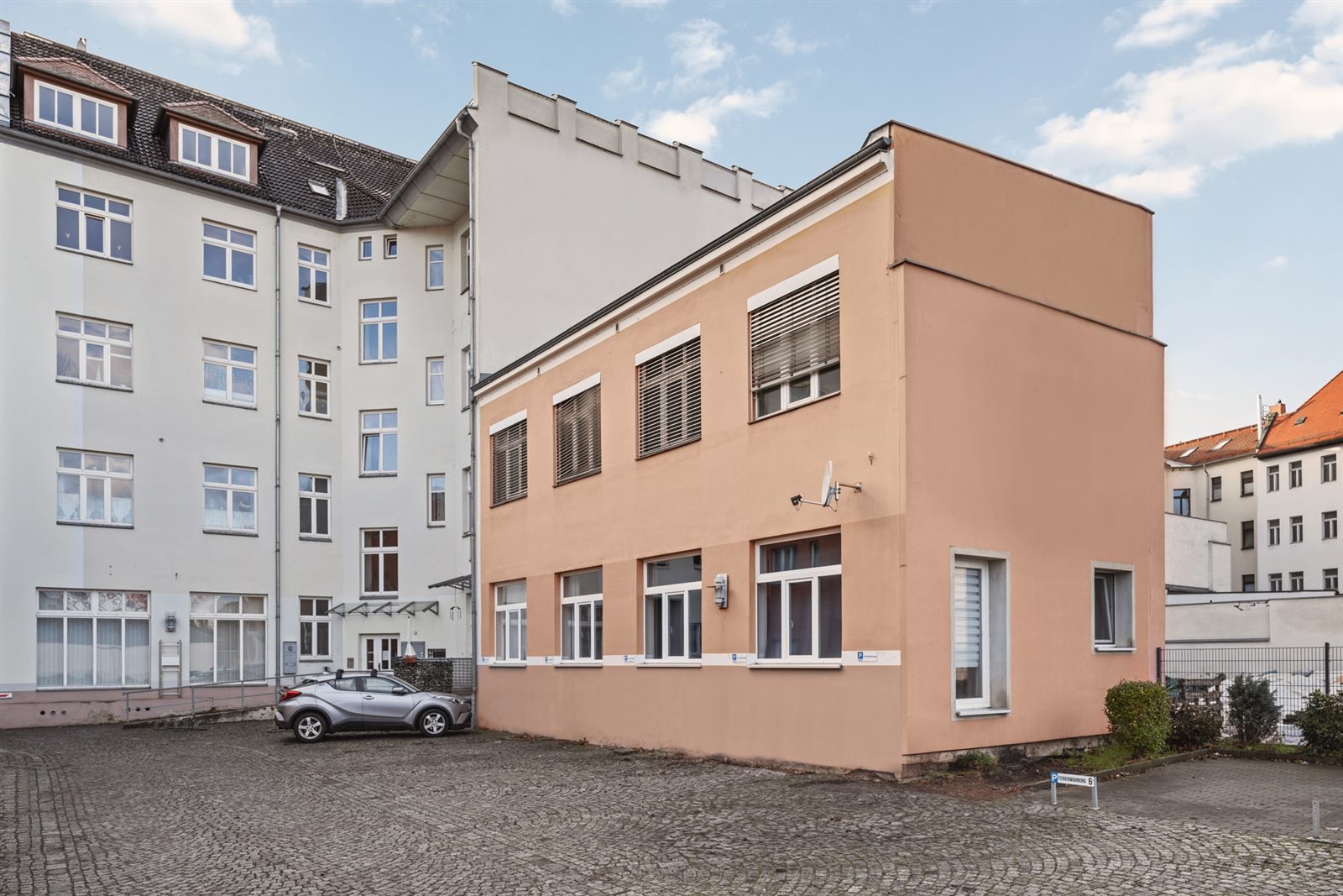 Außenansicht des Wohnhauses der SmartLuxusOase in Meißen mit eigenem Parkplatz – sicher ankommen und entspannt einchecken