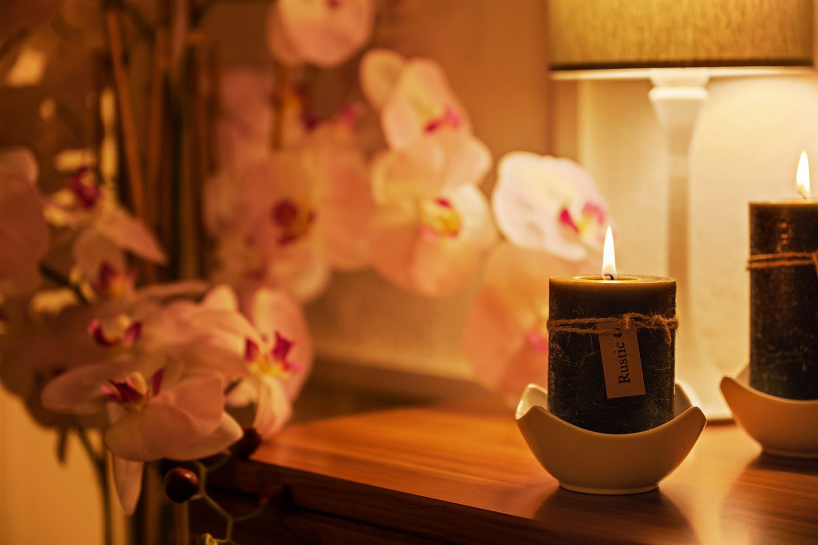 Liebevolle Wohlfühl-Deko mit Orchideen und Kerzen – die SmartLuxusOase empfängt Sie mit Herz und Atmosphäre