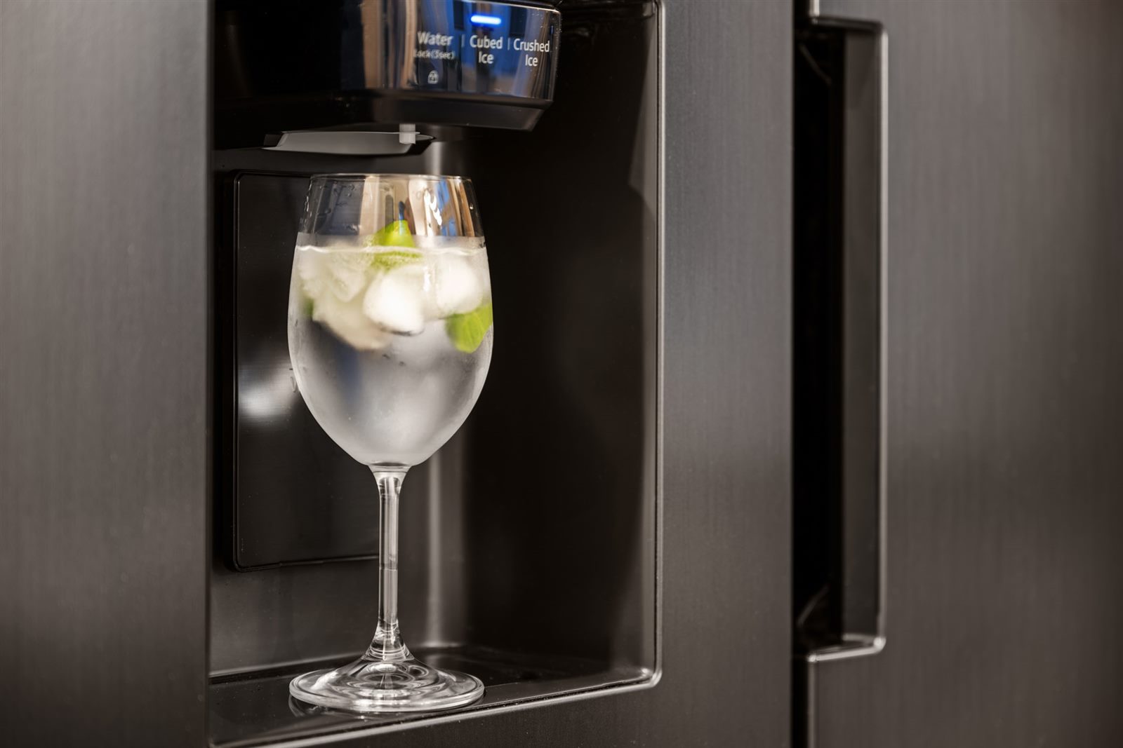 Frisches, gekühltes Wasser mit Eis und Limette direkt aus dem Kühlschrank-Spender – kleine Annehmlichkeiten, die den Unterschied machen