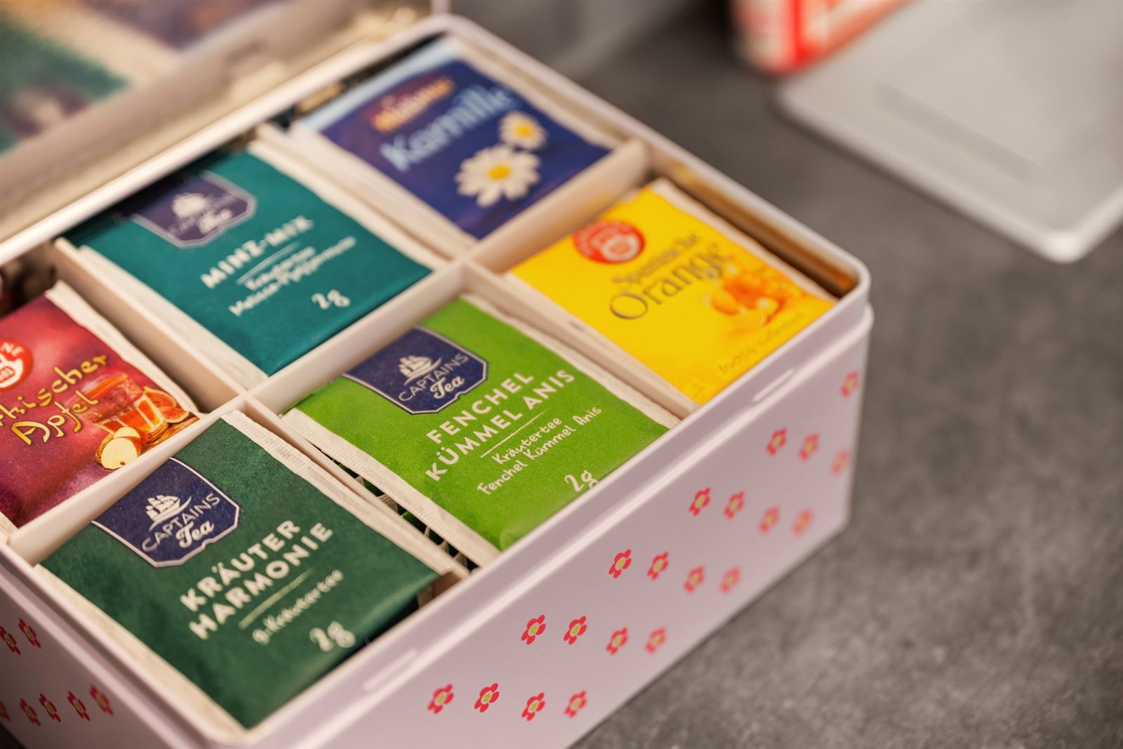 Große Auswahl feiner Teesorten in der Teebox – machen Sie es sich mit einer dampfenden Tasse Tee gemütlich