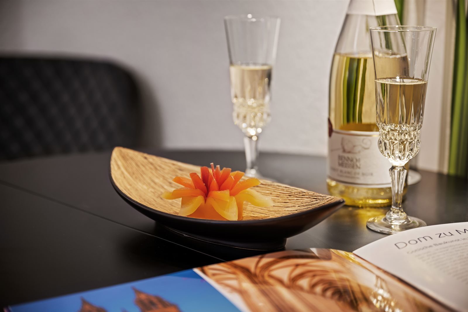 Herzlicher Willkommensgruß mit Sekt und liebevoll angerichtetem Obst – Sie sind als Gast wirklich willkommen