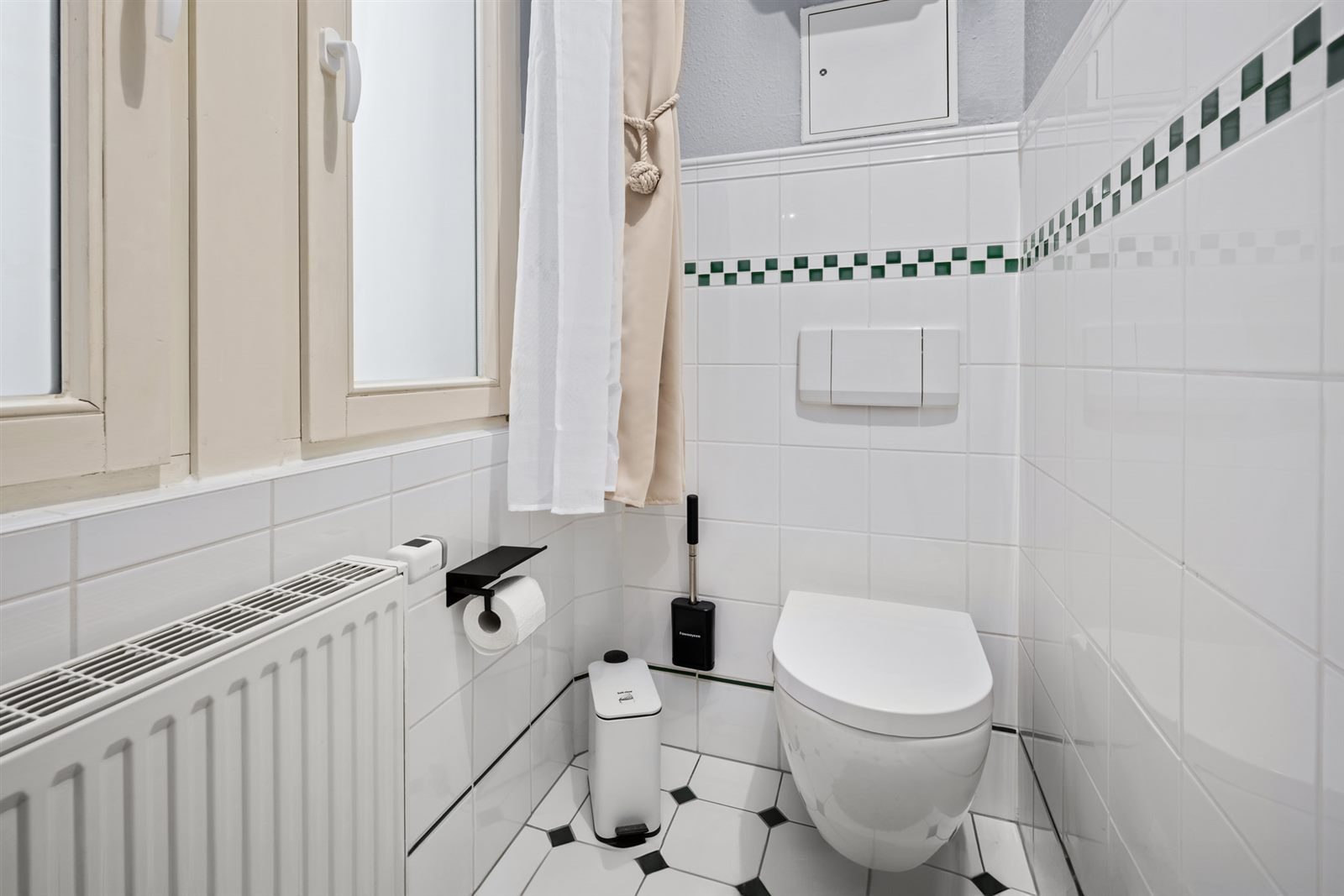 Separates Gäste-WC mit hochwertigen Fliesen – mehr Privatsphäre und Komfort für alle Reisenden