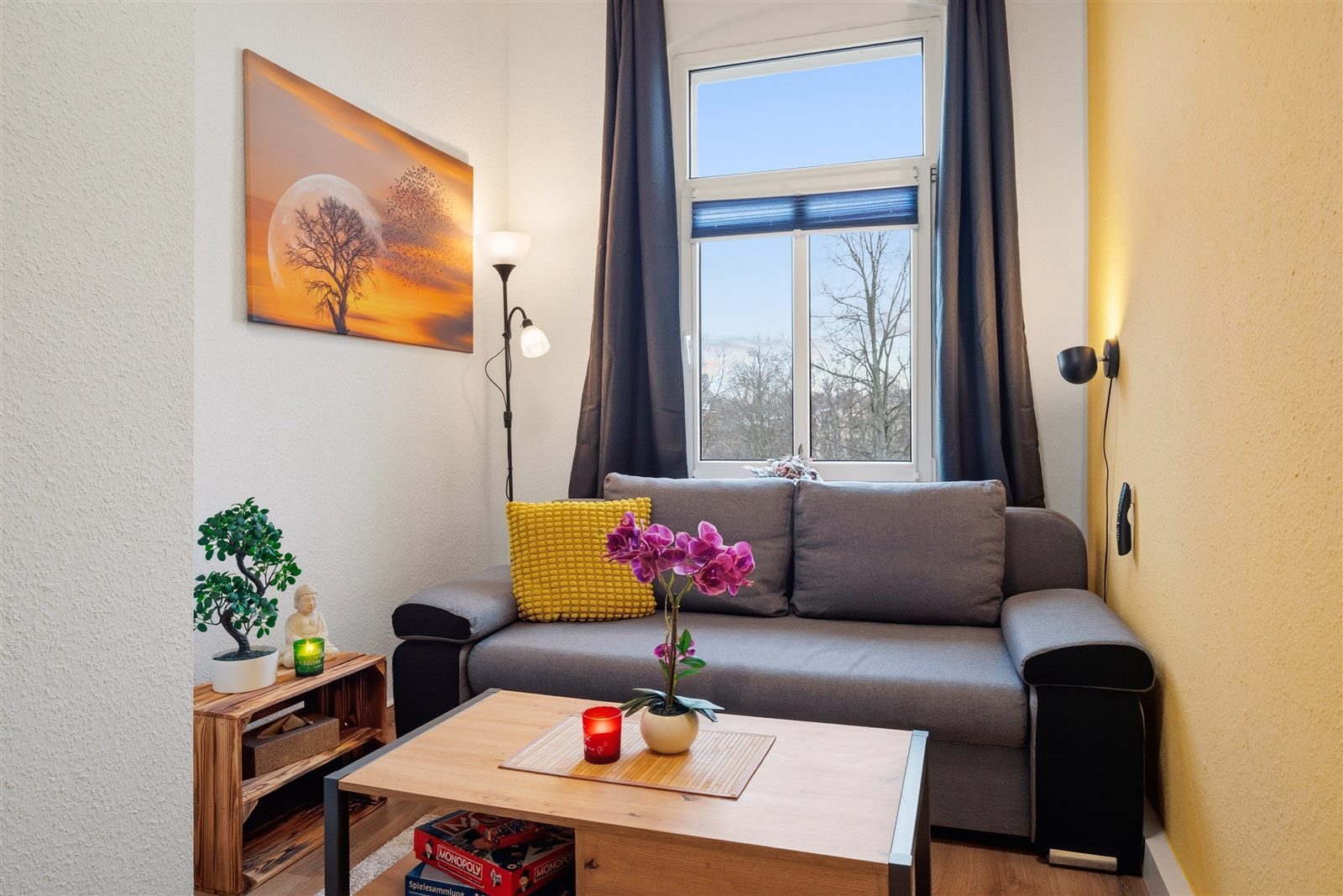 Gemütliches Wohnzimmer mit Schlafsofa und Spieleabend-Ecke – zusammen entspannen nach einem Tag in der Kulturstadt Chemnitz