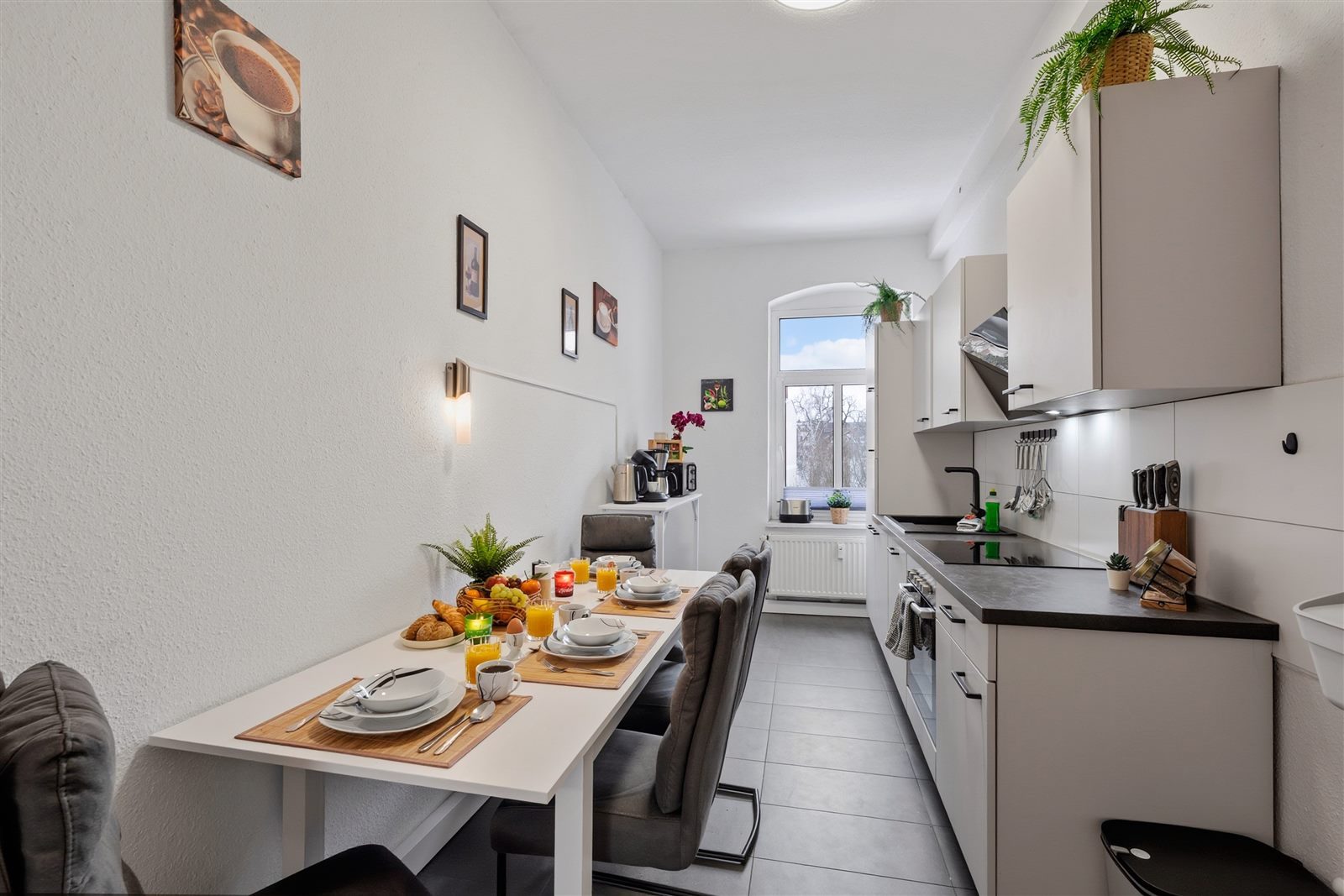 Voll ausgestattete Küche mit eigenem Essplatz – gemeinsam frühstücken und kochen wie zu Hause