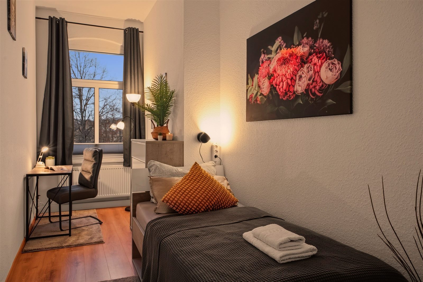 Zweites Zimmer mit Einzelbett und Arbeitsplatz am Fenster – ideal zum Schlafen oder produktiven Arbeiten