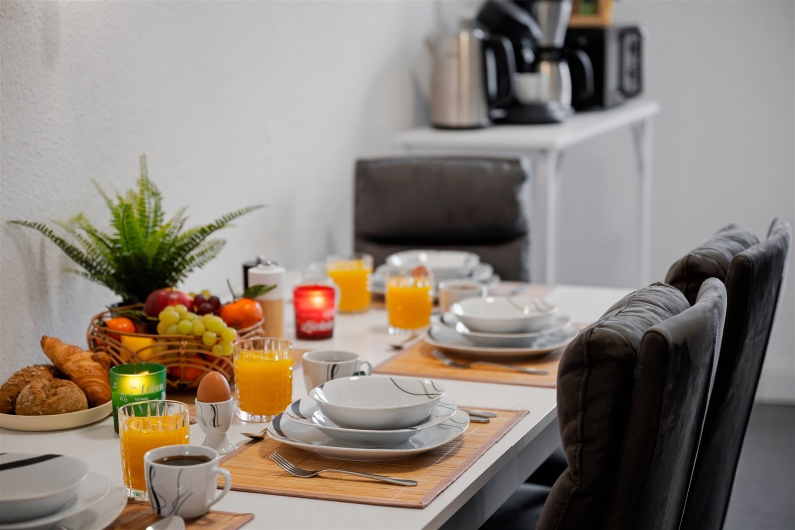 Liebevoll gedeckter Frühstückstisch mit frischen Früchten und Kaffee – herzlich willkommen in Chemnitz