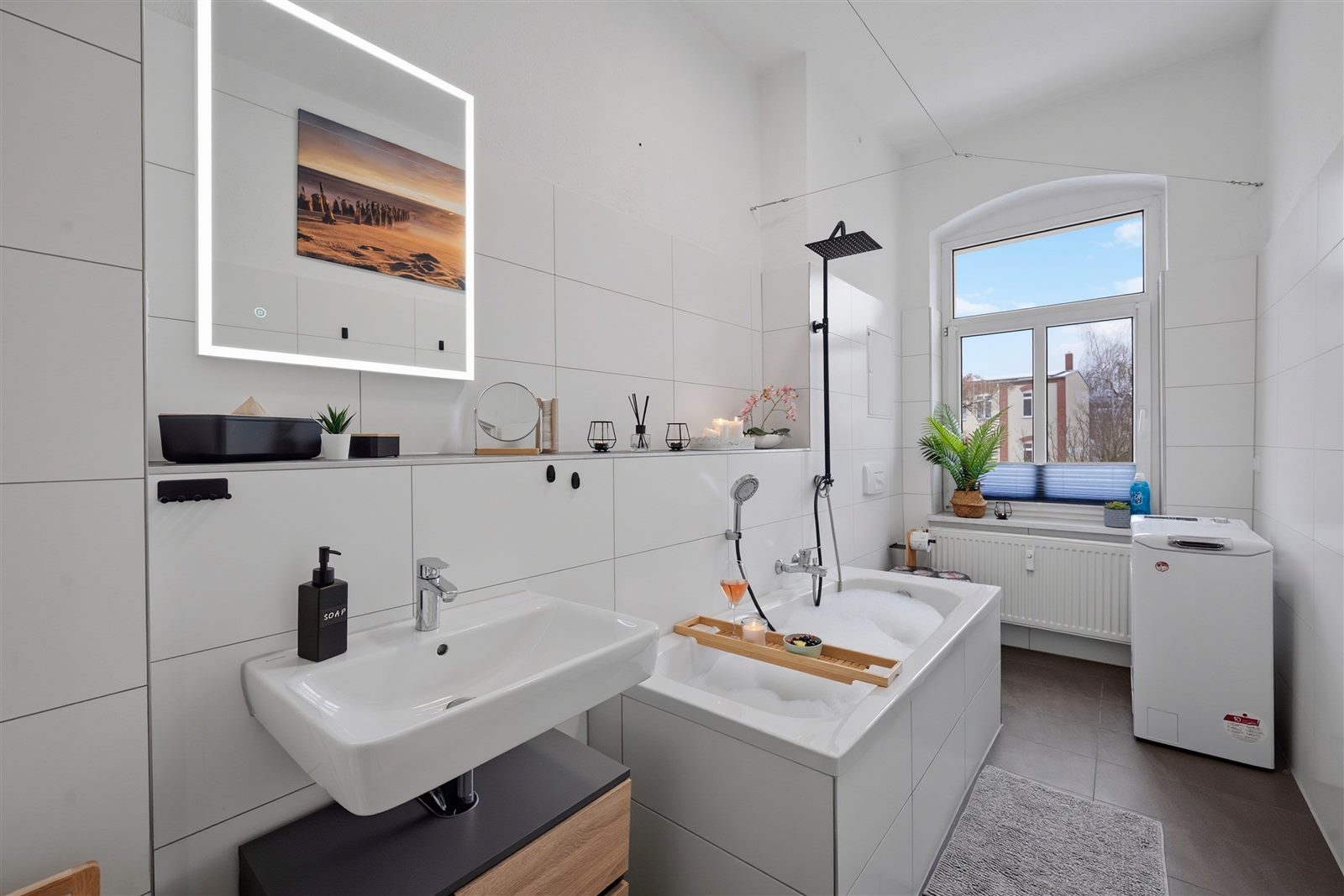 Modernes Badezimmer mit großer Badewanne und Regendusche – gönnen Sie sich ein entspannendes Wellnessbad