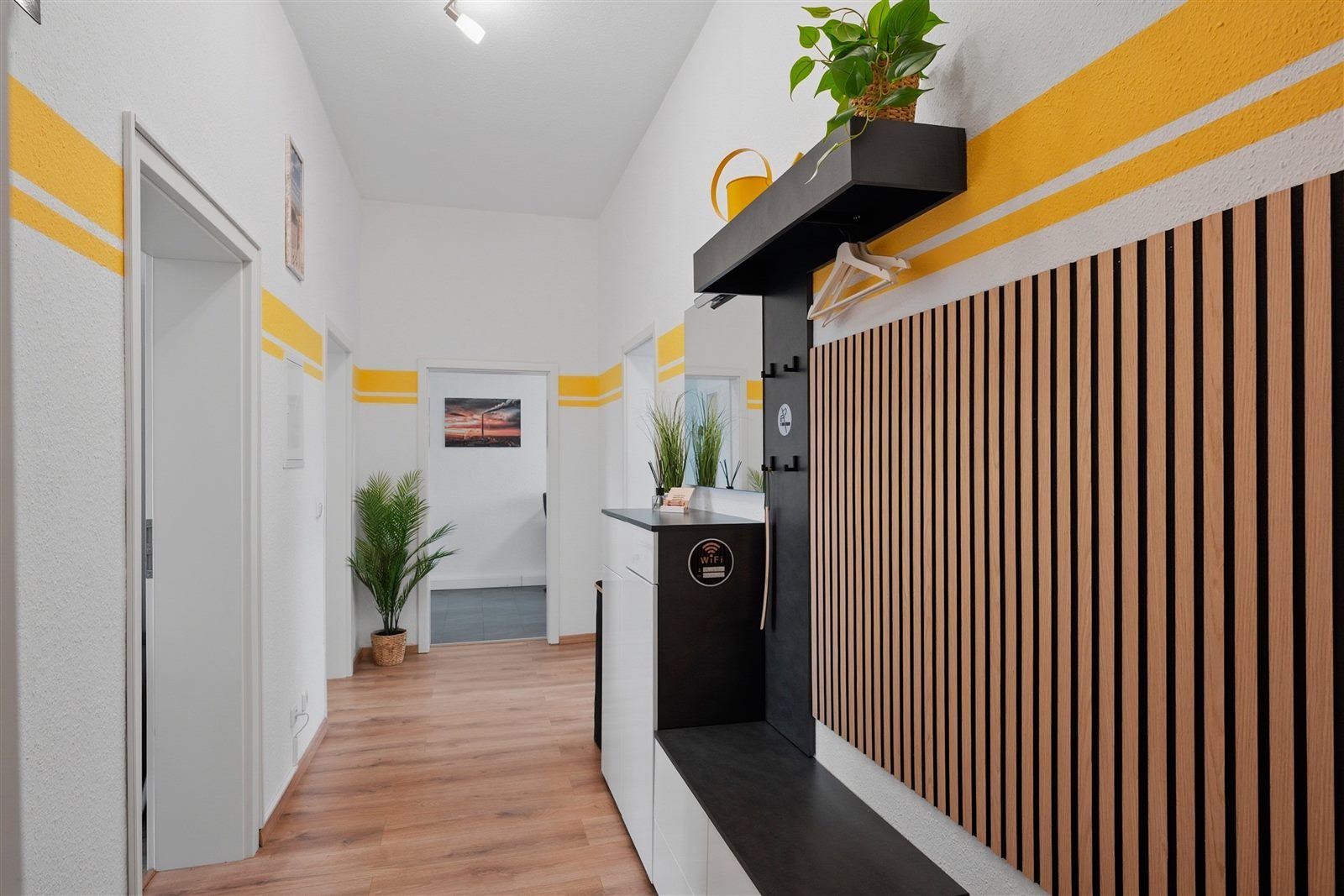 Stilvoll gestalteter Eingangsbereich mit Garderobe und Highspeed-WLAN – modernes Ambiente vom ersten Moment