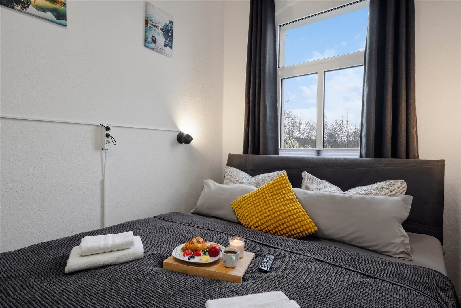 Helles Schlafzimmer mit Frühstück ans Bett und Blick über Chemnitz – Urlaub und Erholung von der ersten Minute