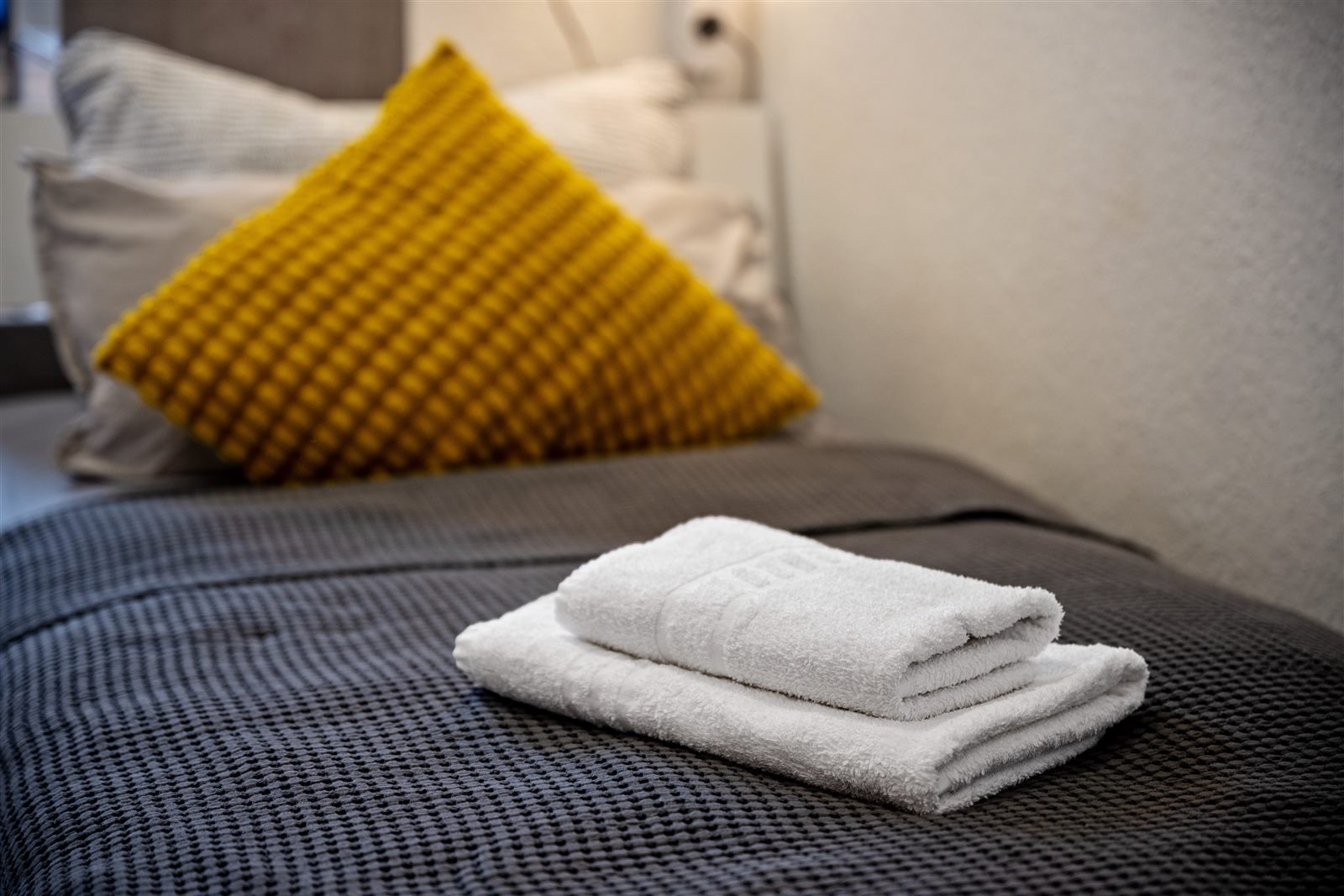 Frische Handtücher auf dem Bett – alles liebevoll für Ihre Ankunft vorbereitet
