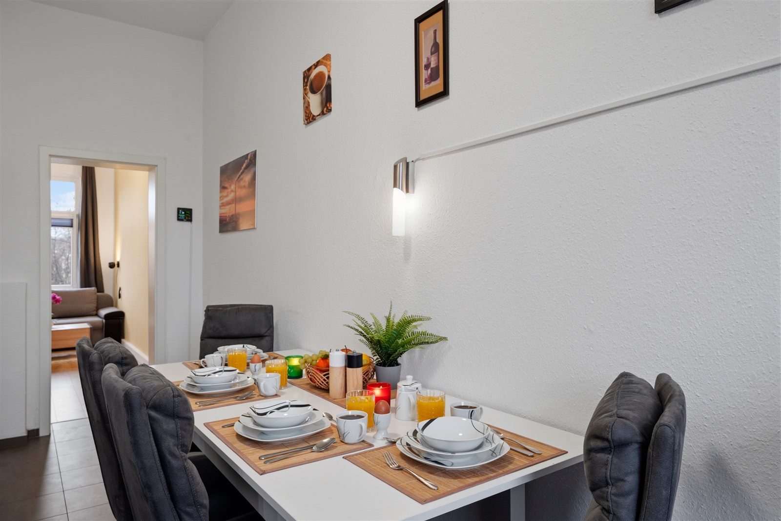 Gedeckter Essplatz mit Durchblick ins Wohnzimmer – offen und einladend für gemeinsame Mahlzeiten
