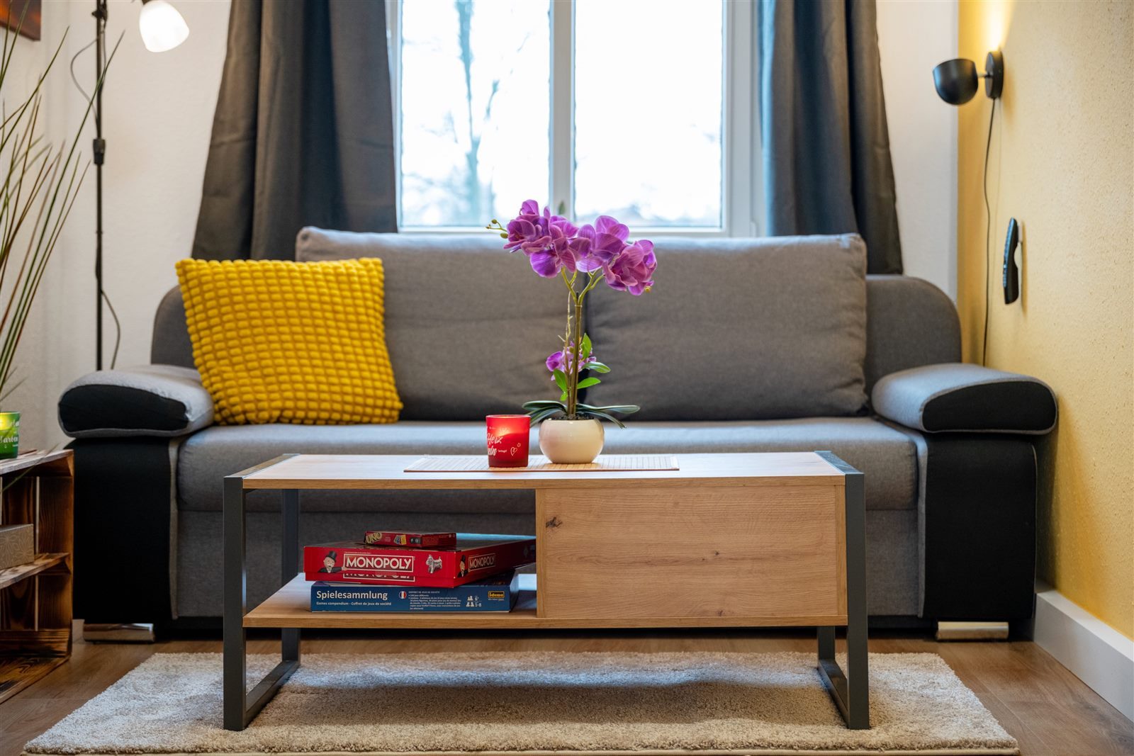 Behagliche Sofaecke mit Brettspielsammlung – Spieleabende mit Familie oder Freunden