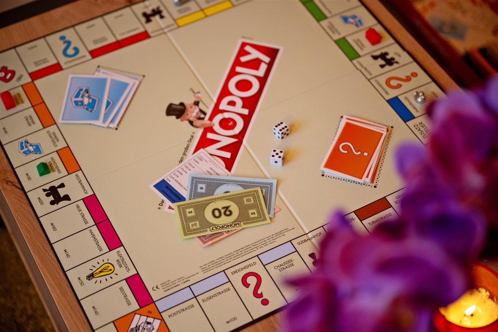 Brettspiele wie Monopoly liegen bereit – für vergnügliche Abende ohne Bildschirm