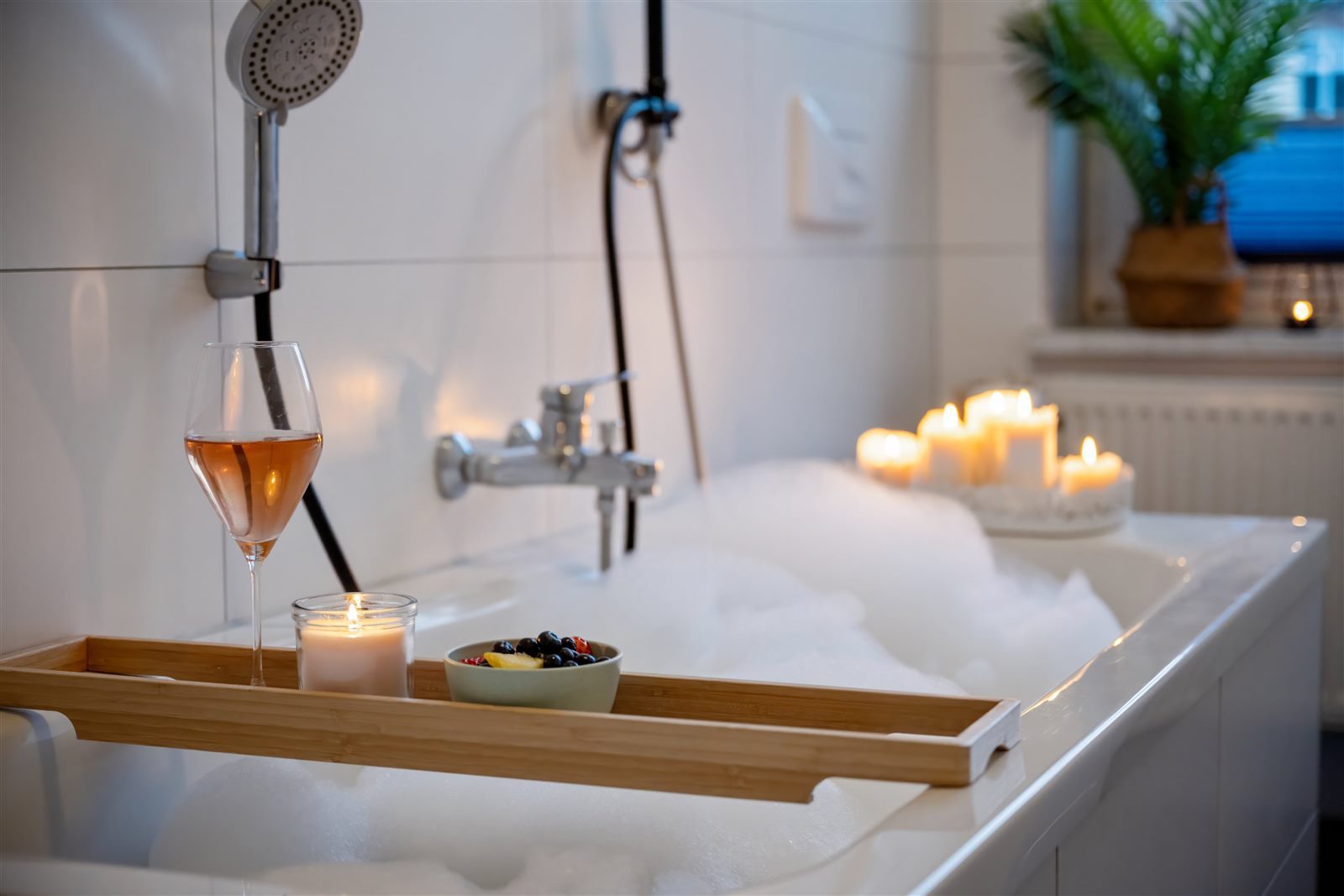 Badewanne bei Kerzenschein mit einem Glas Wein – pures Wohlfühlen nach Feierabend