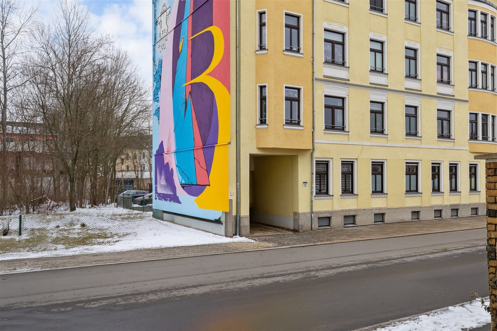 Das Wohnhaus mit Hofeinfahrt und Künstler-Wandbild – charaktervolles Chemnitzer Stadtviertel