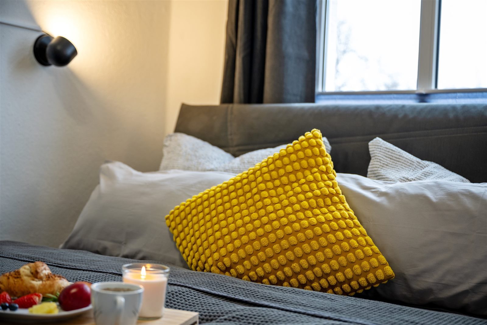 Frühstück ans Bett bei Kerzenschein – kleine Annehmlichkeiten für einen perfekten Start in den Tag