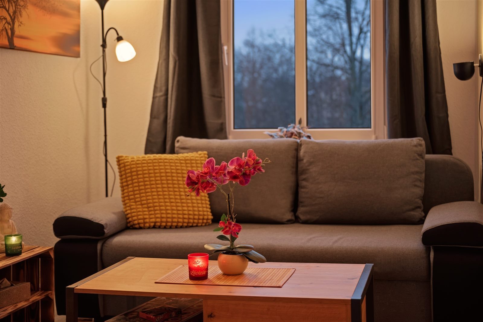 Liebevolle Details und warmes Licht im Wohnzimmer – Wohlfühlen vom ersten Augenblick