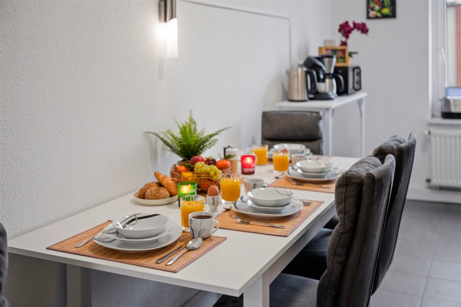 Reich gedeckter Frühstückstisch mit frischem Obst und Kaffee – gestärkt in den Tag starten