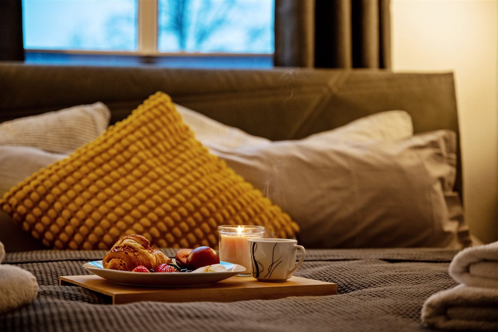 Frühstückstablett mit Croissant, Früchten und Kaffee – verwöhnen Sie sich ganz in Ruhe